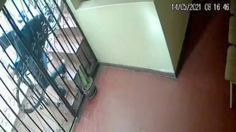 Imagen captada por una cámara de seguridad en la que se ve a uno de los antisociales llevándose pertenencias del departamento. CORTESÍA