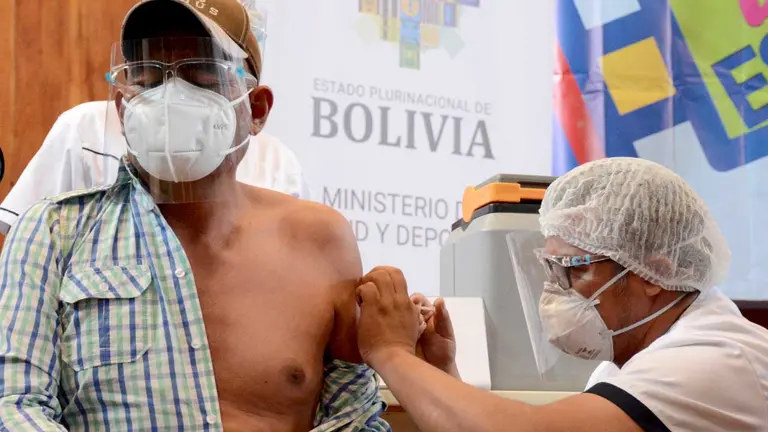 Un hombre recibe la vacuna contra el coronavirus. DICO SOLÍS