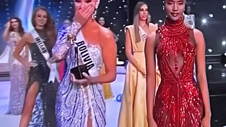 Momento en el que Lenka Nemer recibe el premio. OFFICIALGLOBALBEAUTIES