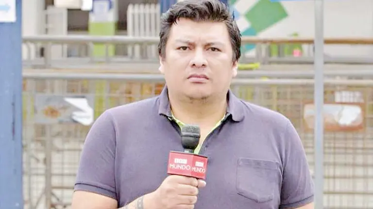 Boris Miranda durante un reportaje para la BBC Mundo. BBC
