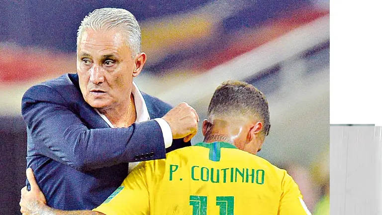 El técnico de Brasil, Tite, con el jugador Coutinho. ARCHIVO