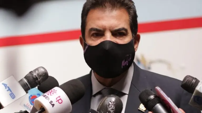 El alcalde Manfred Reyes Villa, ante los medios de comunicaci&oacute;n. GAMC
