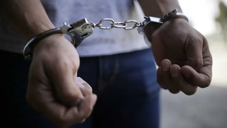 Imagen referencial de una persona detenida. Pixabay