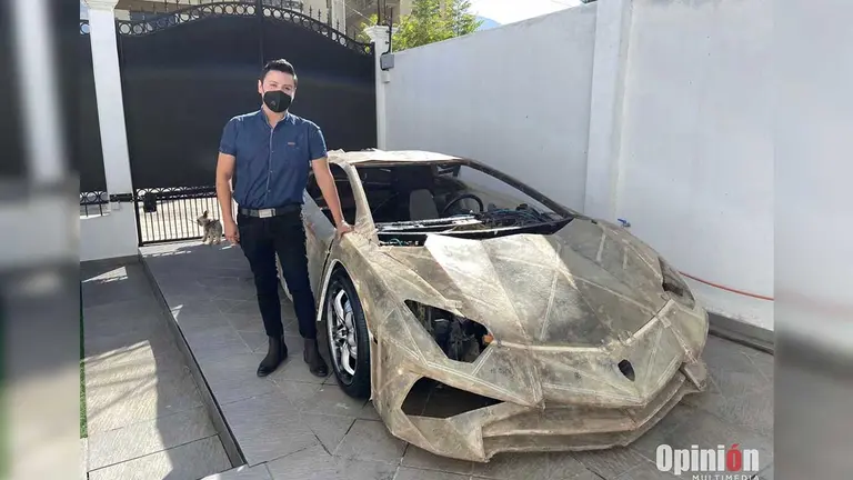 Fotograf&iacute;a de Kevin Escobar junto a su Lamborghini. Alejandro Orellana