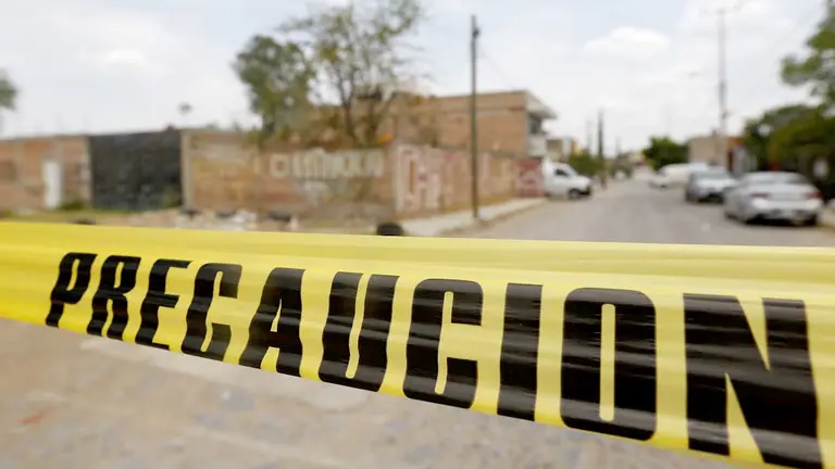 Una vista general de las inmediaciones de una fosa clandestina en la que se han exhumado hasta 11 cuerpos, en una finca ubicada en Alamedas de Zalatitán, municipio de Tonalá, estado de Jalisco (México). EFE