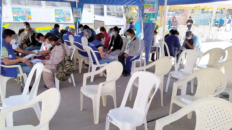 El punto de vacunación de la Escuela Técnica de Salud con poca afluencia, ayer. DICO SOLÍS