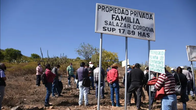 Uno de los letreros puestos por loteadores en la serran&iacute;a de Llawi llawi. DICO SOL&Iacute;S
