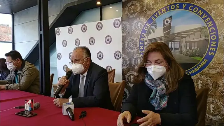 El presidente del Colegio Médico de Cochabamba, Carlos Iriarte (c), durante una conferencia de prensa. ARCHIVO