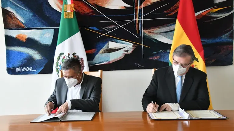 Los cancilleres Rogelio Mayta y Marcelo Ebrard.