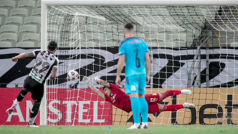 Vinicius Barbosa (i) de Ceará anota un gol hoy, en un partido de la Copa Sudamericana entre Ceará y Bolívar en el estadio Castelao en Fortaleza (Brasil). EFE