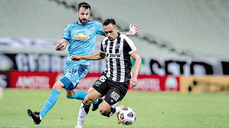 Alberto Guitián (i) intenta rescatar la pelota del rival. EFE