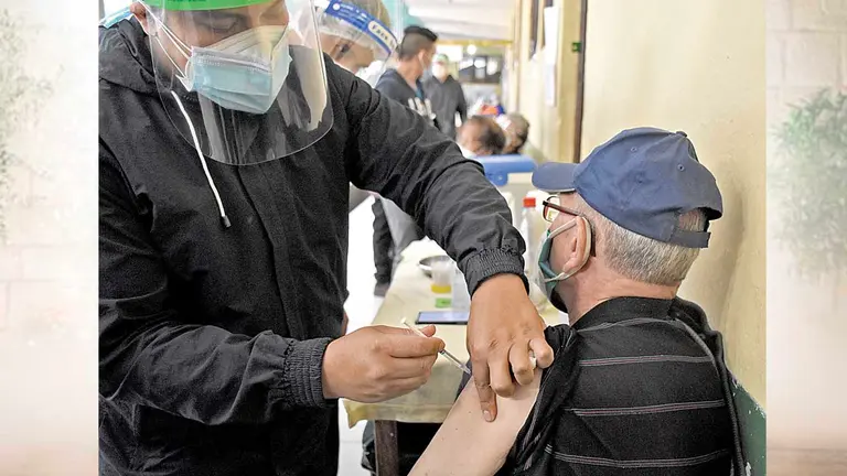 Un adulto mayor recibe una vacuna contra el coronavirus. DICO SOLÍS