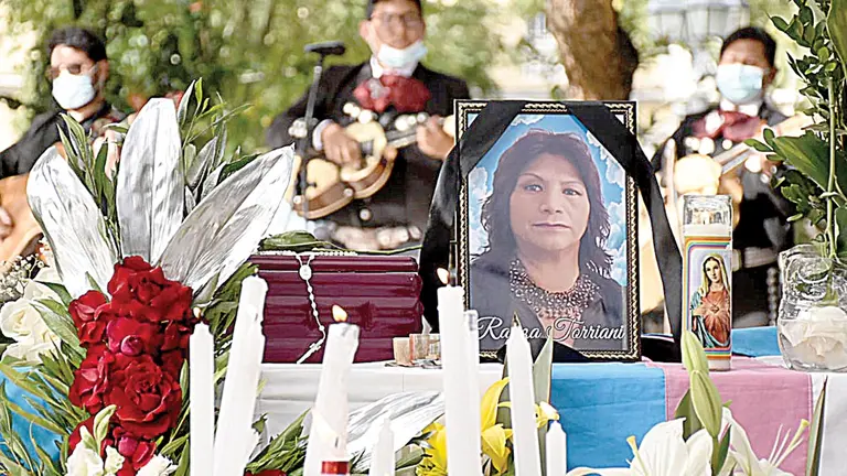 La fotografía de Rayza Torriani en la misa realizada en la plaza 14 de Septiembre
