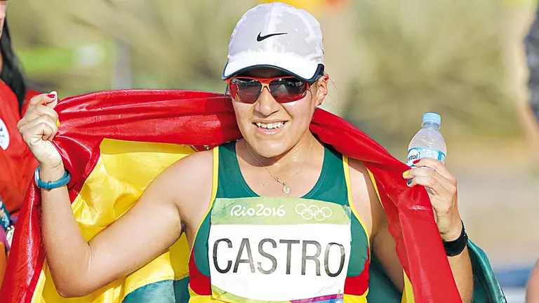 Ángela Castro, con la Tricolor, tras culminar su prueba.   ARCHIVO