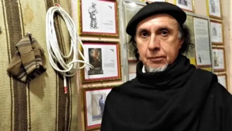 El poeta y cineasta Luis Mérida Coimbra en el Museo del Aparapita.     FUENTE- ELÍAS BLANCO MAMANI 