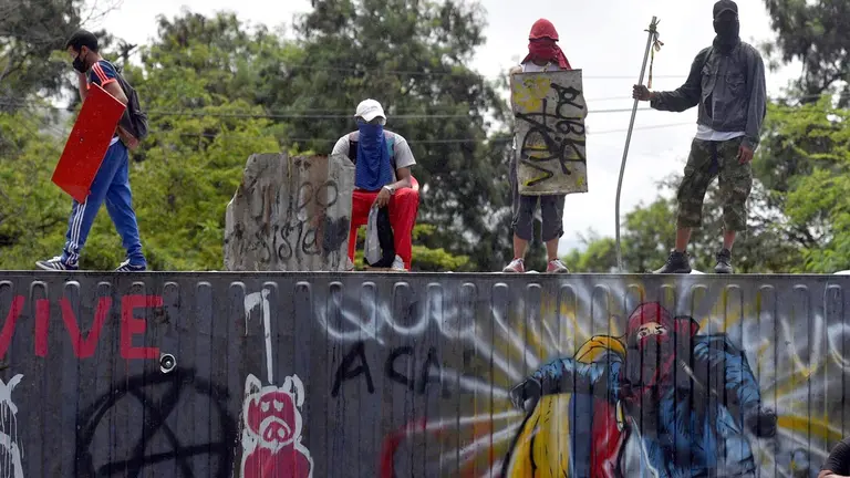 Jóvenes colombianos de la Primera Línea bloquean una vía, el 18 de mayo de 2021.    FUENTE- EFE