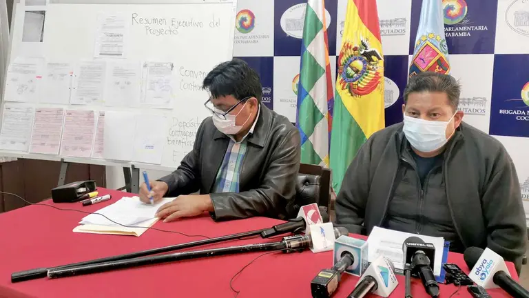 El diputado y exalcalde de Omereque, Héctor Arce, junto al gerente del FPS. MELISSA REVOLLO
