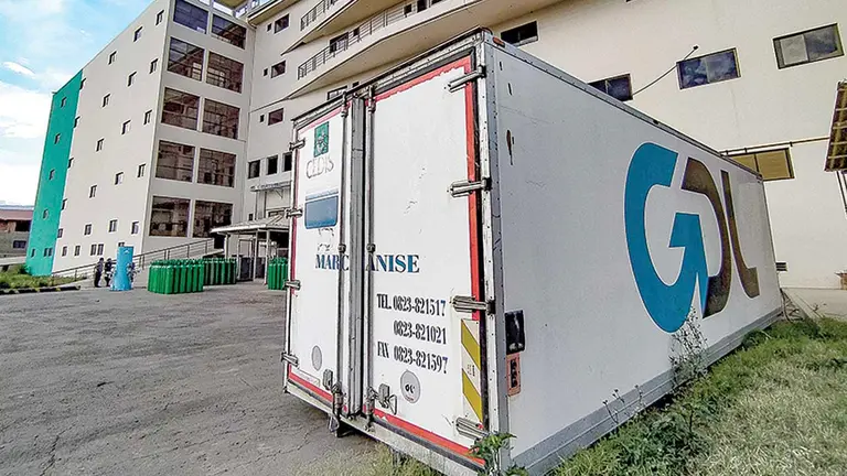 El contenedor frigorífico, situado fuera del Hospital del Sur. DICO SOLÍS
