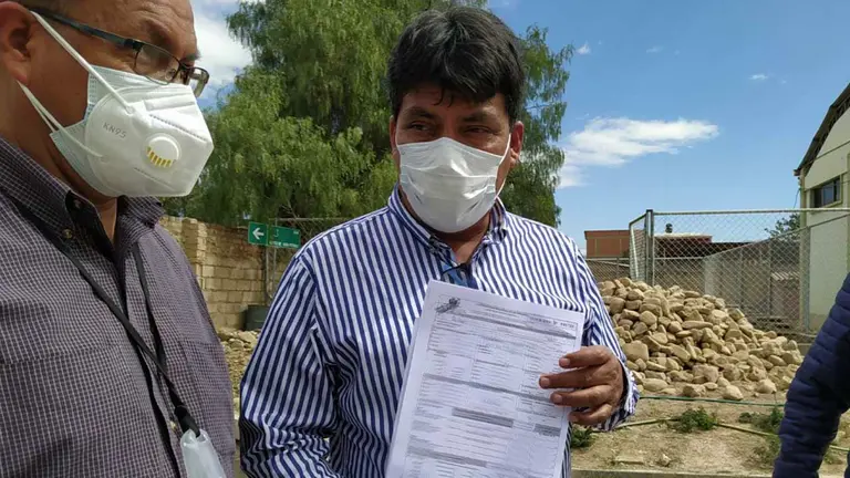 El diputado H&eacute;ctor Arce con certificados de defunci&oacute;n en mano. Dico Sol&iacute;s