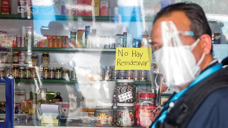 Un anuncio sobre la carencia de Remdesivir en una farmacia de Cochabamba.  DICO SOLÍS