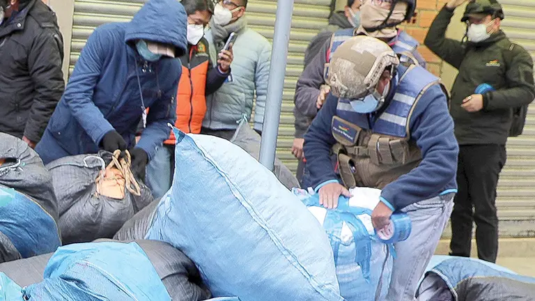 El retiro de la mercadería de ropa usada. APG