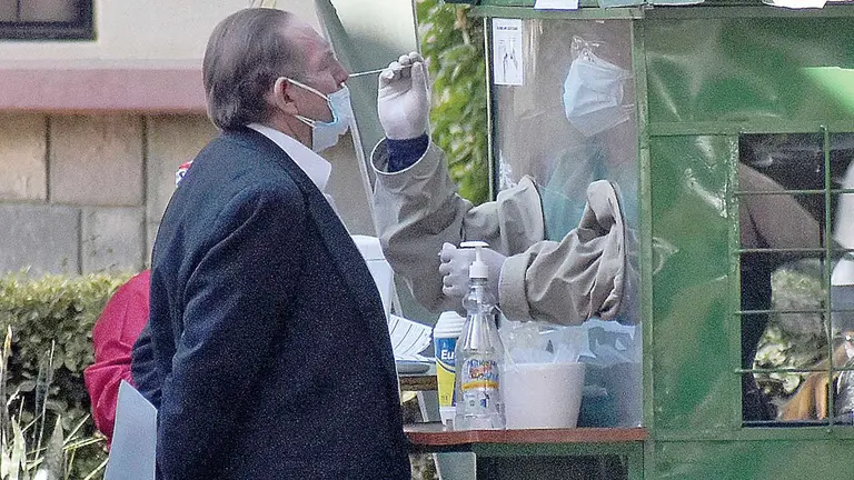 Un paciente de la Caja Petrolera de Salud se realiza la prueba anticovid. DICO SOLÍS