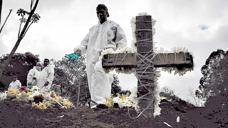 Trabajadores entierran a víctimas mortales  de COVID-19 en el Cementerio Vila Formosa, en Sao Paulo (Brasil). EFE