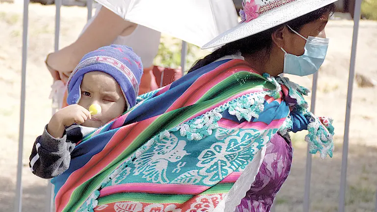 Una mamá carga  a su pequeño y lo lleva al Maternológico. DICO SOLÍS