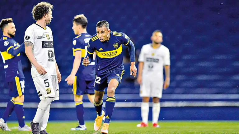 Sebastián Villa (c) celebra uno de los goles que anotó a The Strongest en la Bombonera. EFE