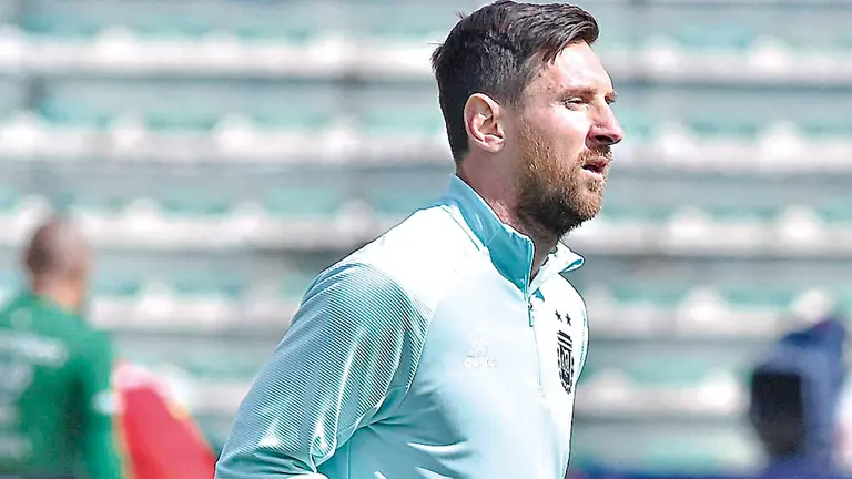 Lionel Messi, con la Albiceleste en el Hernando Siles. EFE
