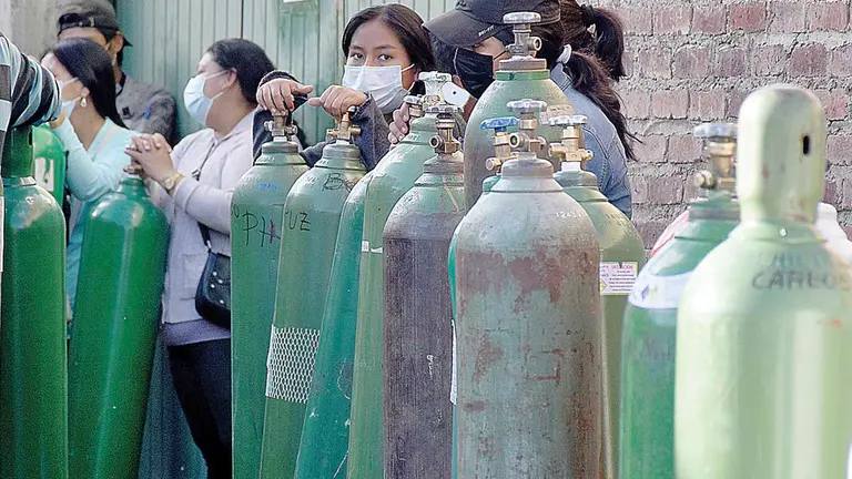 Fila de personas con sus cilindros de oxígeno esperando la recarga en El Paso. DICO SOLÍS