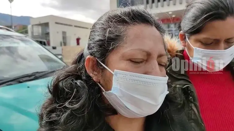 Una mujer peregrina en busca de ox&iacute;geno en las puertas del hospital del Norte. Captura