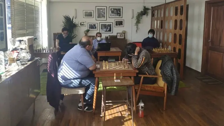 Los cinco ajedrecistas en el Club Blitz.