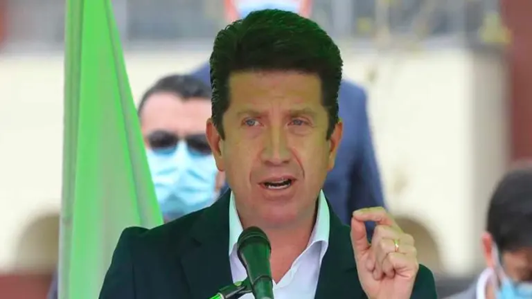 Fotografía fechada el 12 de marzo de 2021 del ministro de Defensa, Diego Molano, durante una rueda de prensa en el municipio de Soacha (Colombia). EFE