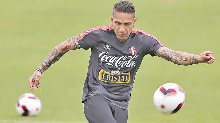 El delantero y figura de Perú Paolo Guerrero domina la pelota en las prácticas. ARCHIVO
