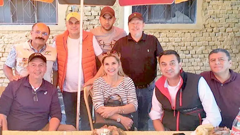 La expresidenta Jeanine Áñez junto a Arturo Murillo, Rodrigo Méndez y otras  exautoridades. ARCHIVO