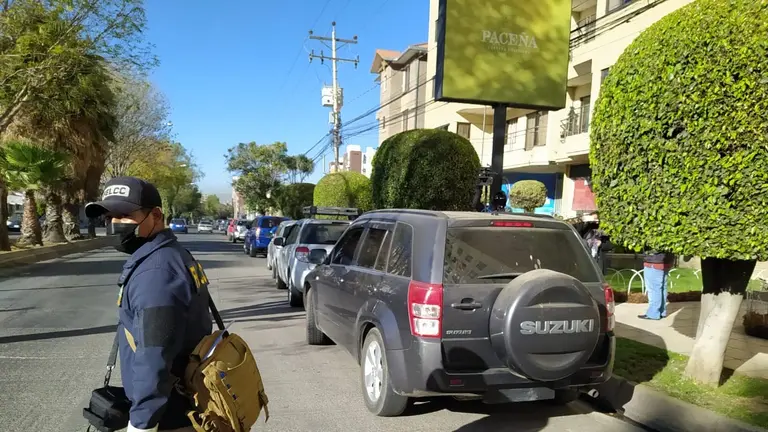 Un efectivo policial cerca del edificio La Palmas en Cercado. Dico Sol&iacute;s