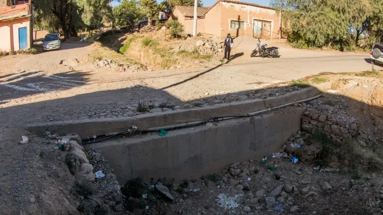 Alcantarilla en una calle en la zona sur de Cercado.
