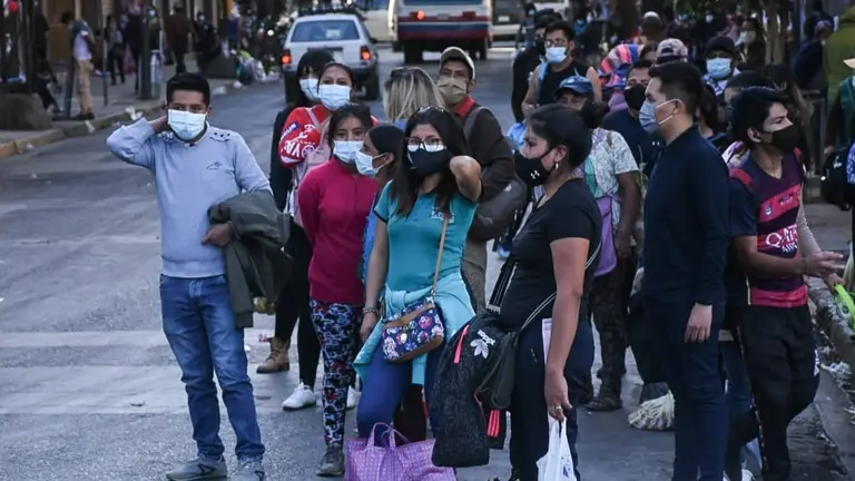 Personas aguardan por un espacio en los trufis en una parada de transporte p&uacute;blico en el centro de Cochabamba. DICO SOL&Iacute;S