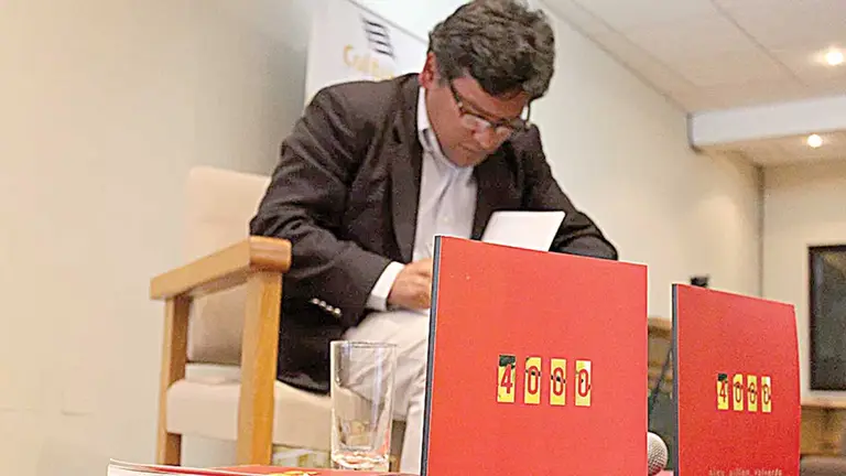 El poeta Alex Aillón junto a su obra &lsquo;4000&rsquo;. EDITORIAL S