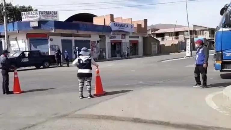 Trabajadores del municipio, atentos en uno de los puntos de control en Sacaba. Captura