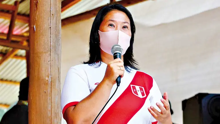 Keiko Fujimori con la polera de la selección de fútbol de Perú. GESTION.PE