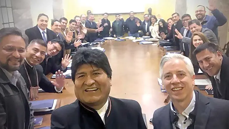 El expresidente Evo Morales junto a los miembros de su gabinete. ARCHIVO