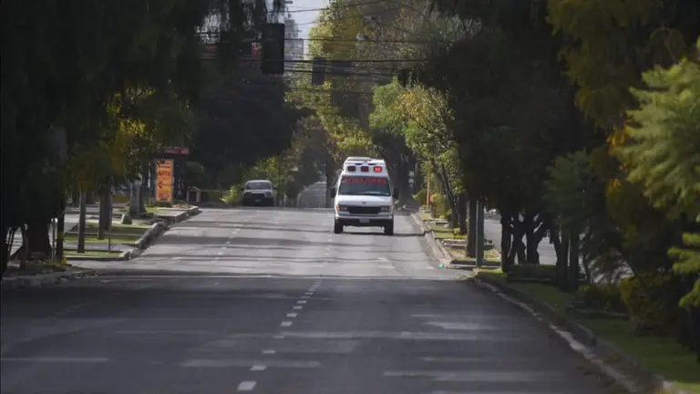 Una ambulancia circula en una avenida c&eacute;ntrica de Cochabamba, en s&aacute;bado de cuarentena r&iacute;gida. DICO SOL&Iacute;S