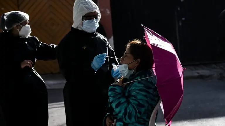 M&eacute;dicos y enfermeros toman las pruebas nasales, en la zona de Temporal. Dico Sol&iacute;s