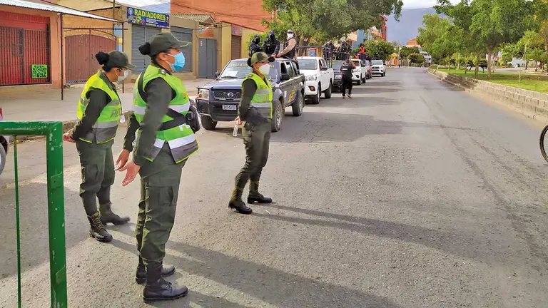 La Policía, atenta en la zona del Arco, de la avenida Petrolera. DICO SOLÍS
