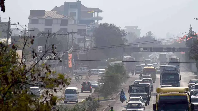 Una vista panorámica de la ciudad con humo en el ambiente. DICO SOLÍS
