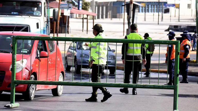 Los policías realizan los controles a vehículos en el puente de Cala Cala. DICO SOLÍS