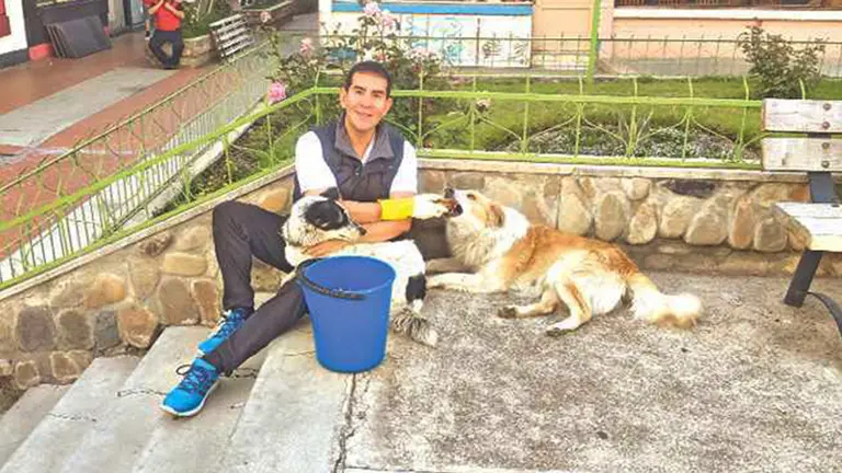 Fernando Kushner, el activista que cambi&oacute; una vida de &eacute;xitos empresariales para dedicarse al cuidado de perros callejeros en La Paz. ARCHIVO