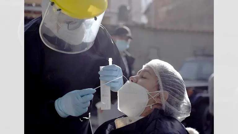 Personal de salud aplica pruebas antígeno nasal en un centro de salud. DICO SOLÍS